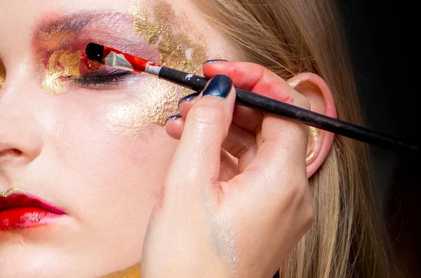Sanatsal profesyonel makyaj göz farı geçerlidir.