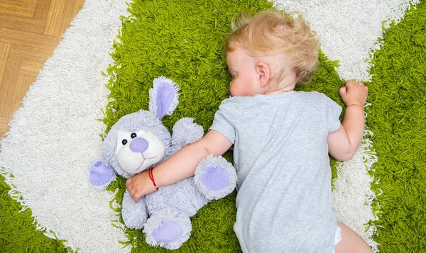 Meisje is slapen op het tapijt — Stockfoto
