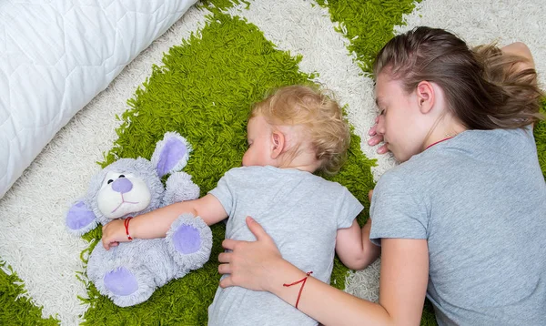 Cansado duas meninas irmã para dormir no tapete — Fotografia de Stock