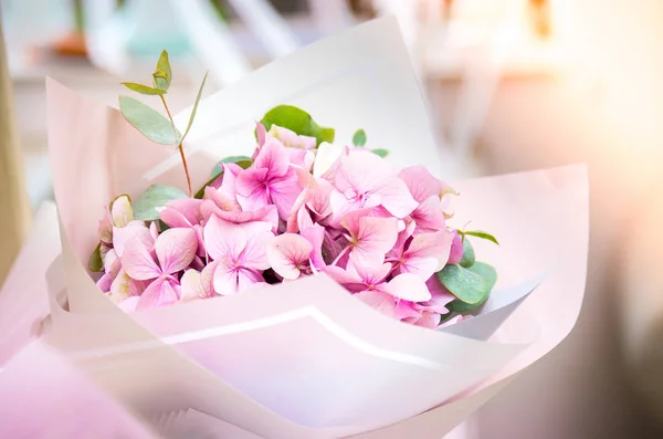 Букет квітів композиція з гортензій  . — стокове фото