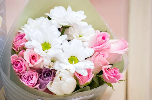 Букет квітів композиція з троянд і ромашок — стокове фото