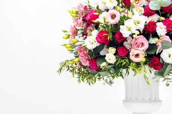 Розкішна весільна композиція зі свіжих квітів — стокове фото