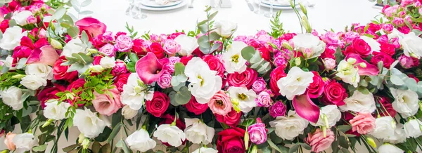 Luxusní svatební aranžmá z čerstvých květin — Stock fotografie