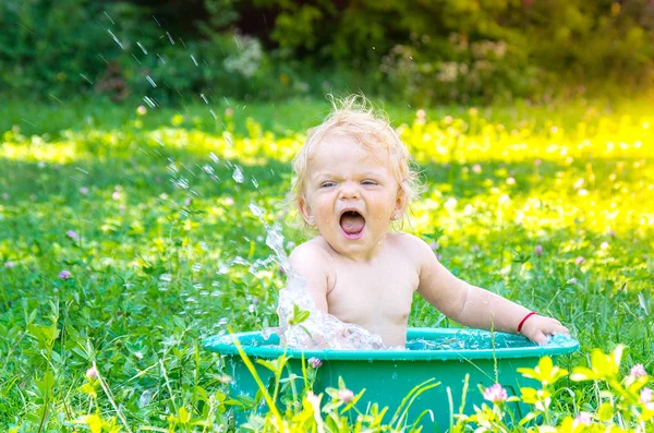 水との楽しみを持つかわいい赤ちゃん幼児の女の子. — ストック写真