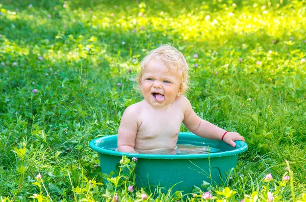 水との楽しみを持つかわいい赤ちゃん幼児の女の子. — ストック写真