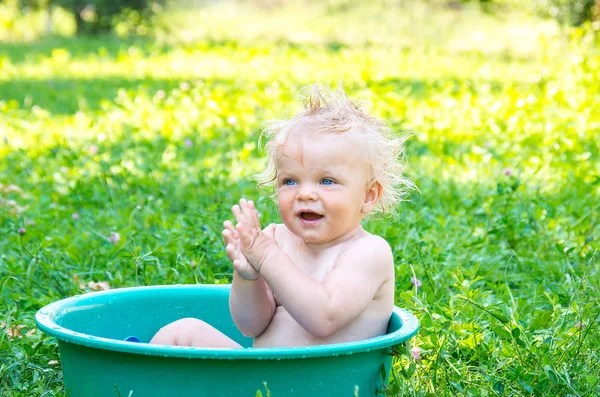 Portret van een vrolijk glimlachende peuter babymeisje. — Stockfoto