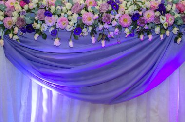 Düğün dekorasyon taze çiçekler ile mor cl ile dekore edilmiştir.