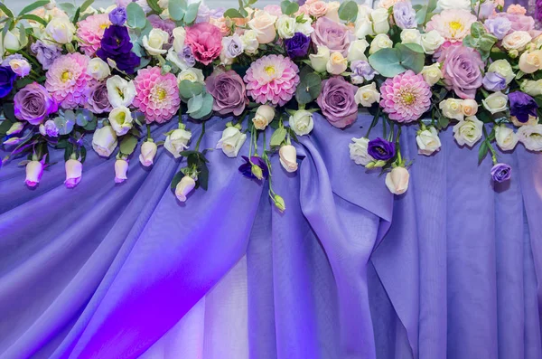 Düğün dekorasyon taze çiçekler ile mor cl ile dekore edilmiştir.