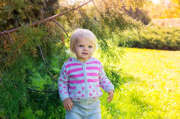 Porträtt av bedårande happy baby flicka med blont hår — Stockfoto