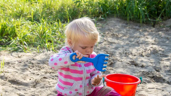 Petite fille jouant dans le sable . — Photo