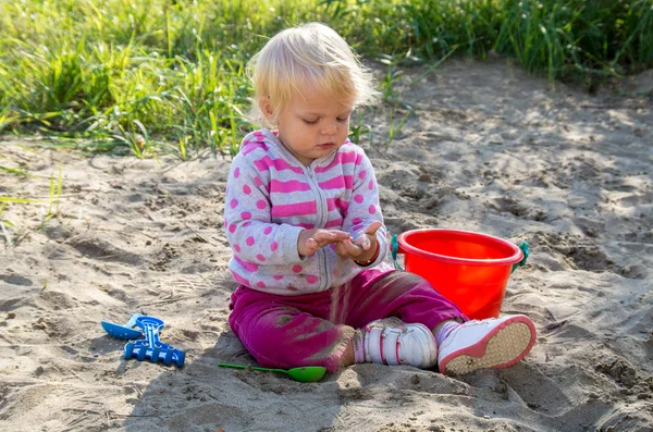Petite fille jouant dans le sable . — Photo