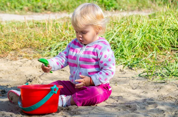 Petite fille jouant dans le sable . — Photo