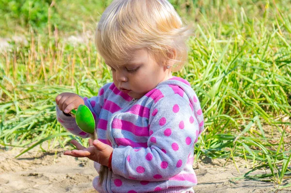 Petite fille jouant dans le sable . — Photo