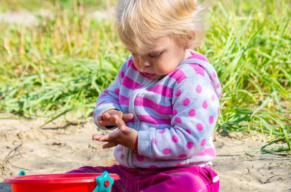 Mała dziewczynka dziecko bawiące się w piasku. — Zdjęcie stockowe