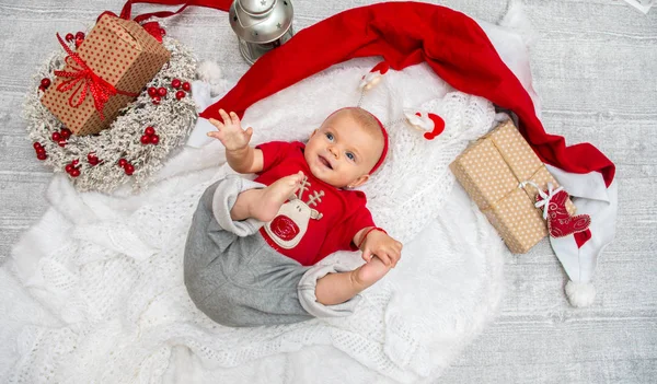 Feliz sonrisa niña Navidad en la víspera de Navidad con gif — Foto de Stock