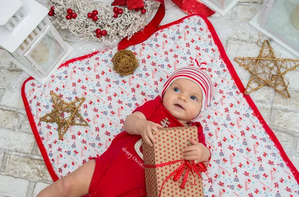 Joyeux Noël fille la veille de Noël avec boîte cadeau dans les mains — Photo