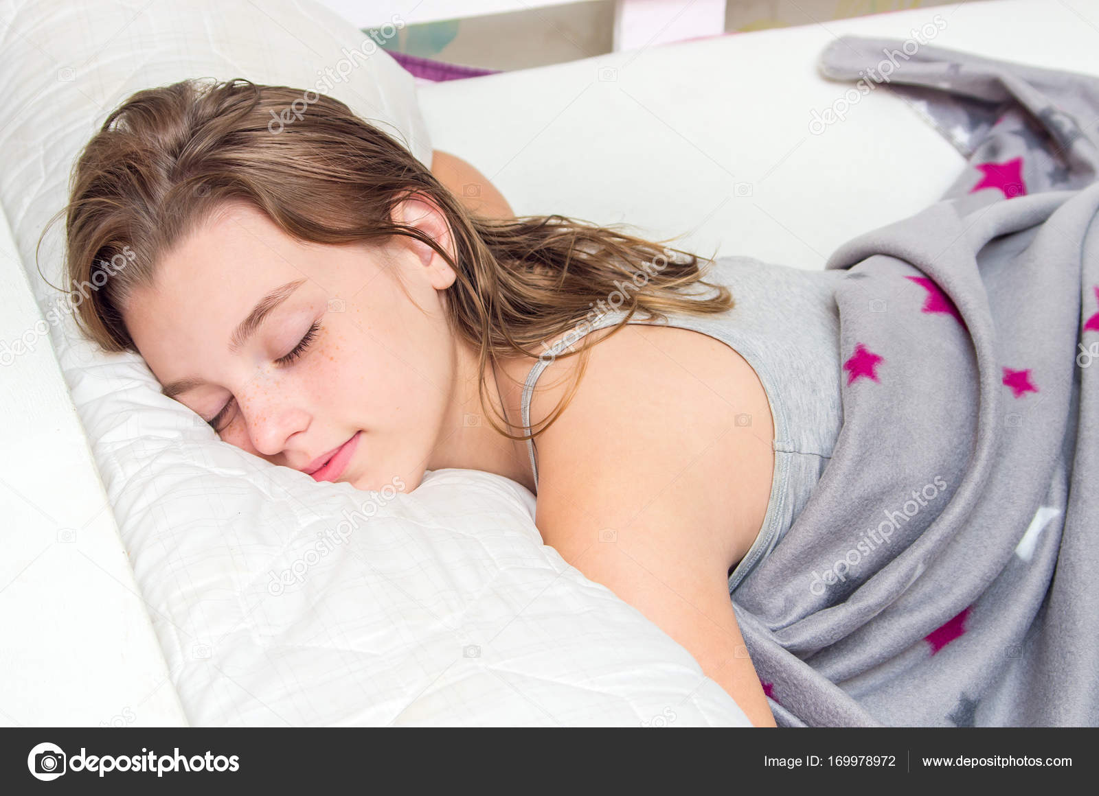 Молоденькие спят видео. Кровать для девочки подростка. Девочка подросток Сонная.