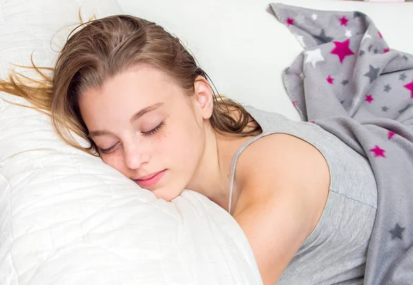 Beautiful teen girl sleeping in bed. Portrait. — Stock Photo, Image