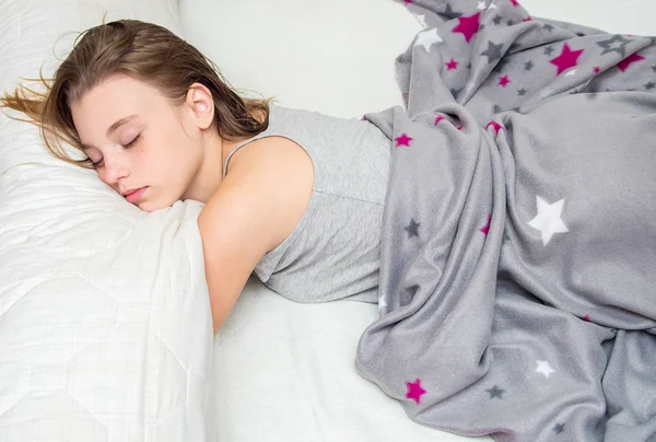 Menina adolescente bonita dormindo na cama. Retrato . — Fotografia de Stock