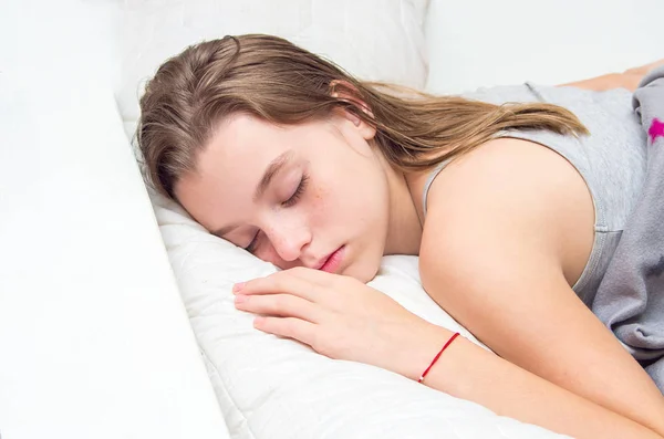 Beautiful teen girl sleeping in bed. Portrait. — Stock Photo, Image