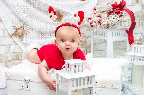 Petite fille mignonne bébé la veille de Noël tenant un lant décoratif — Photo