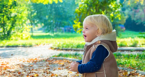 Boldog szőke kislány természetes háttérben az őszi portréja — Stock Fotó