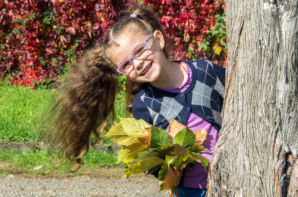 身に着けているかわいい女の子の肖像画がメガネ、自然の背景に — ストック写真