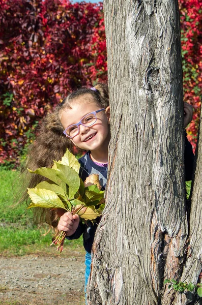 Portret z cute girl noszenie okularów na tle przyrody — Zdjęcie stockowe