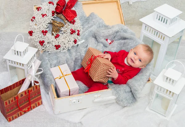 Χριστούγεννα μωρό. χαριτωμένο κοριτσάκι πέντε μήνες στις παραμονές του Chris — Φωτογραφία Αρχείου