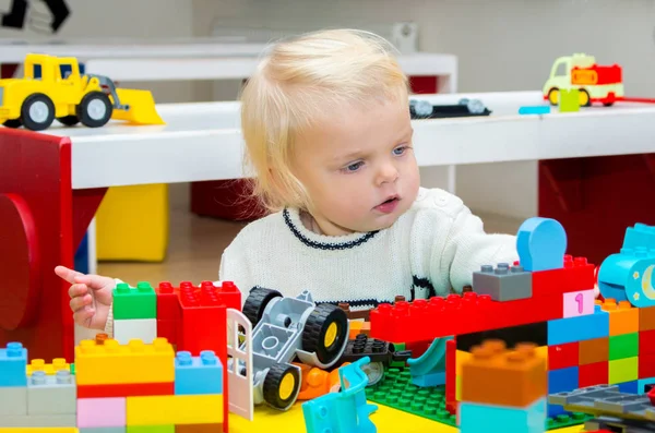 Bebê loira menina brincando com blocos de construção — Fotografia de Stock