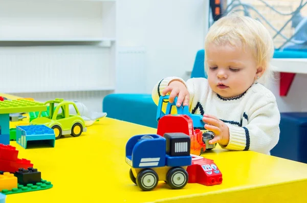 Bebê loira menina jogar brinquedo carros — Fotografia de Stock