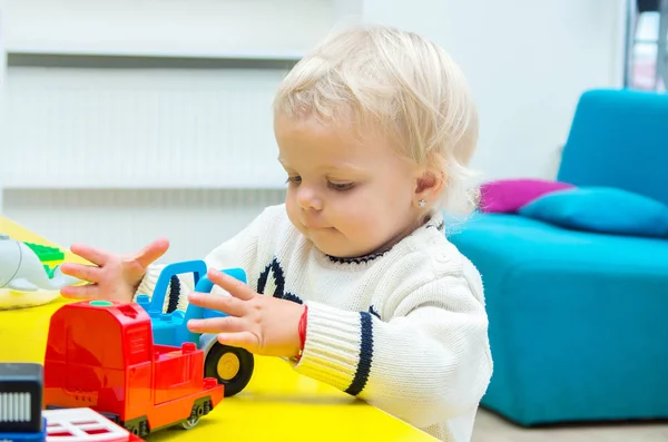 Bebê loira menina jogar brinquedo carros — Fotografia de Stock