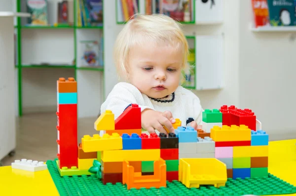 Bebê loira menina brincando com blocos de construção — Fotografia de Stock