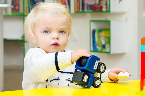 Bebê loira menina jogar brinquedo carros — Fotografia de Stock