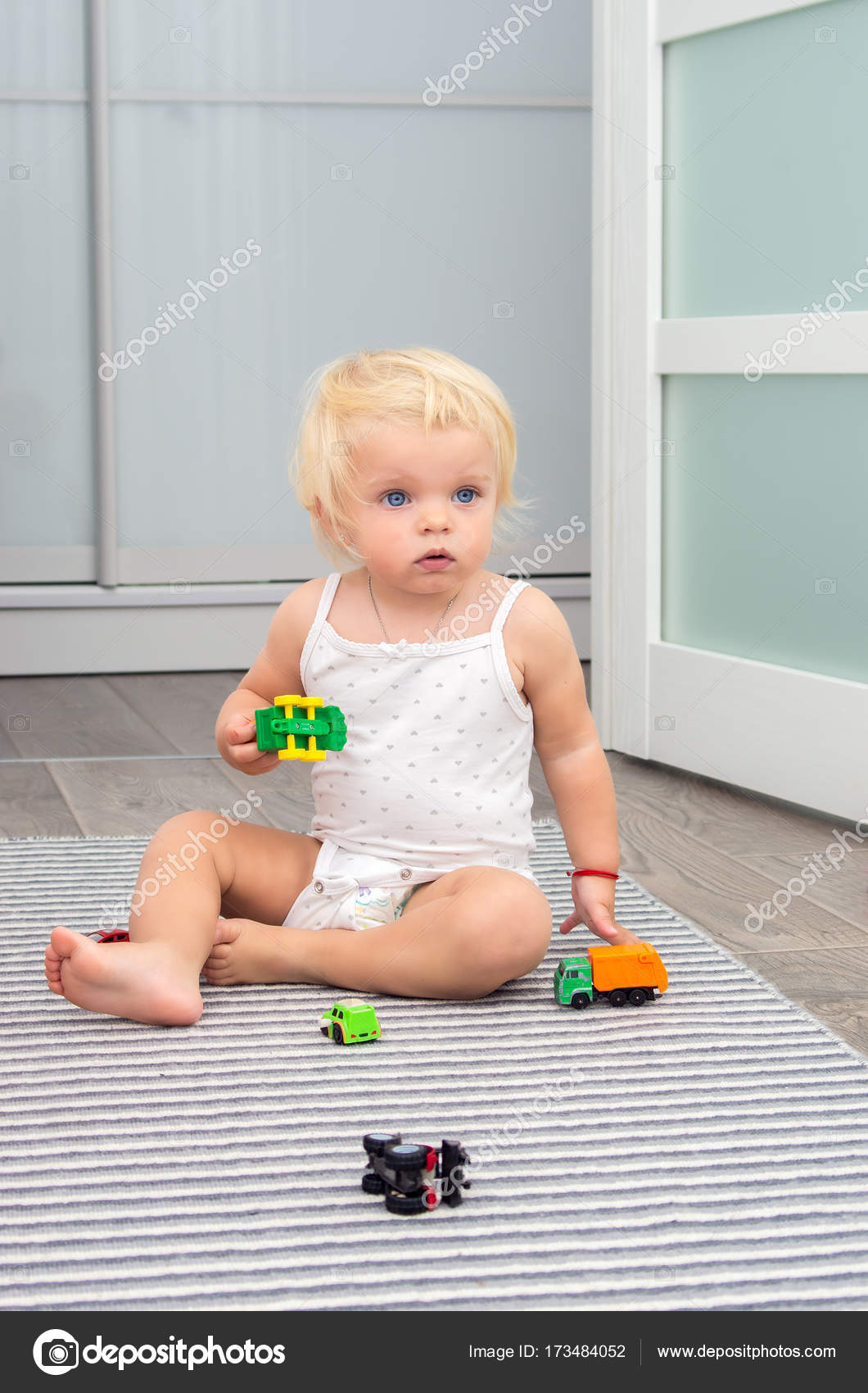 Blond Bebe Fille Jouer Jouets Voitures A La Maison Image Libre De Droit Par Pyansetia08 C