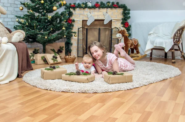 Surori în ajunul Crăciunului în camera de zi decorată cu tradiție — Fotografie, imagine de stoc