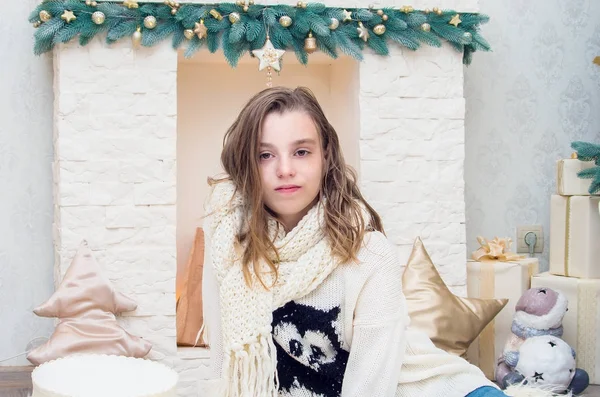 クリスマス ・ イヴに 10 代の少女の肖像画 — ストック写真
