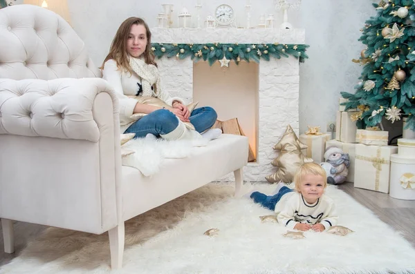 两个姐妹在圣诞节前夕有乐趣在一个装饰的客厅 — 图库照片