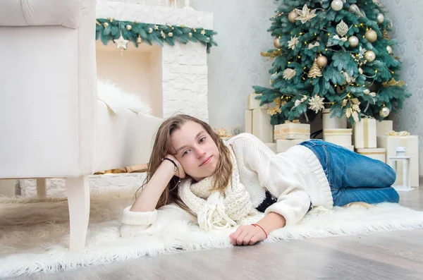 クリスマス ・ イヴにかわいい十代の少女の肖像画 — ストック写真
