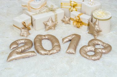 hediye kutuları ile altın şerit ve yıldız, Resimler 2018