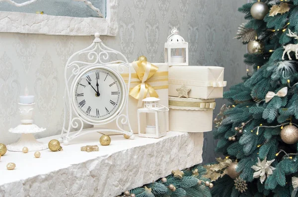 Vintage white clock and Christmas gifts — Stock Photo, Image