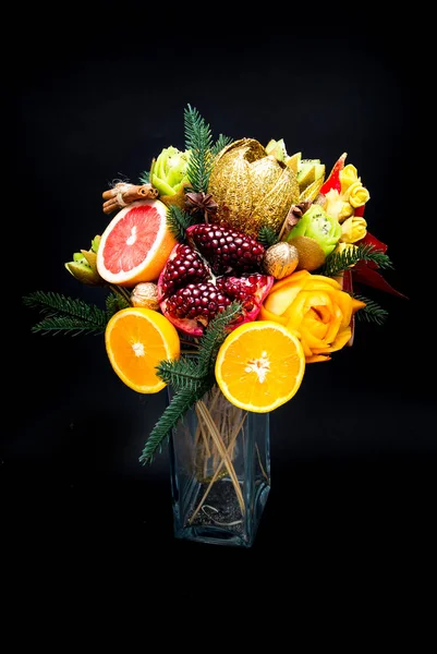 siyah bir zemin üzerine bir vazoda meyve buketi kompozisyon.