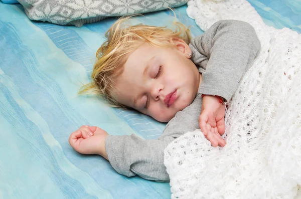 Schattig klein blond meisje op het bed te slapen — Stockfoto