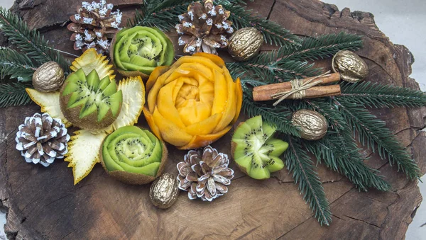 Composición de frutas frescas talladas decoradas con ramas de abeto — Foto de Stock