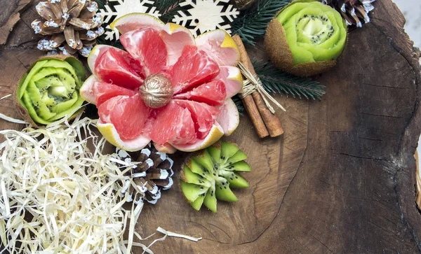 Compositie van vers gesneden fruit versierd met spar takken — Stockfoto