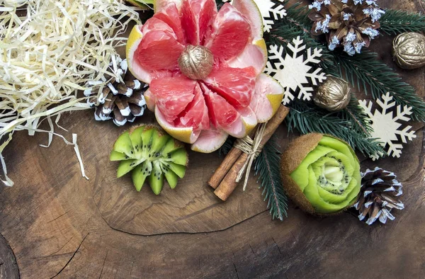Composición de frutas frescas talladas decoradas con ramas de abeto — Foto de Stock