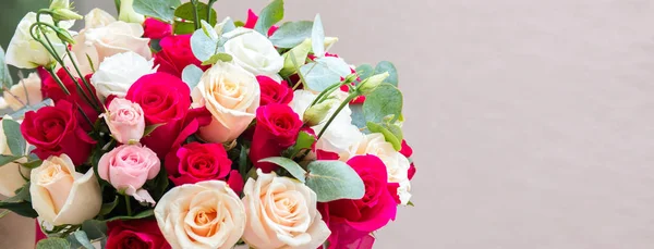 Bouquet de fleurs - une composition de roses multicolores . — Photo