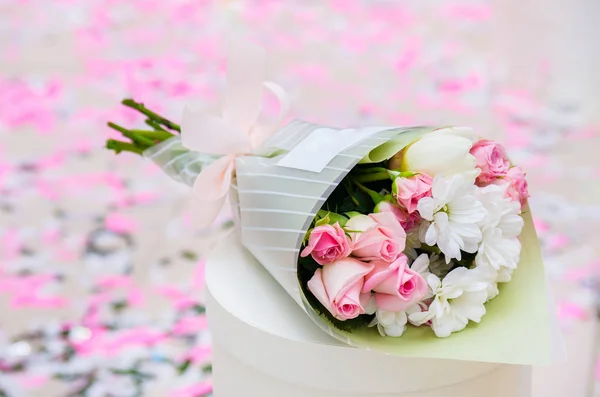 Bouquet de fleurs - une composition de roses et de camomilles . — Photo