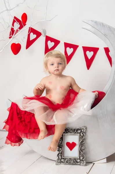 Retrato de una niña linda en un estudio de vacaciones decorado del día de San Valentín  . — Foto de Stock