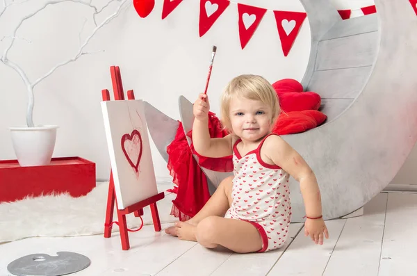 Portretul unei fetițe drăguțe într-un studio de vacanță decorat de Ziua Îndrăgostiților  . — Fotografie, imagine de stoc
